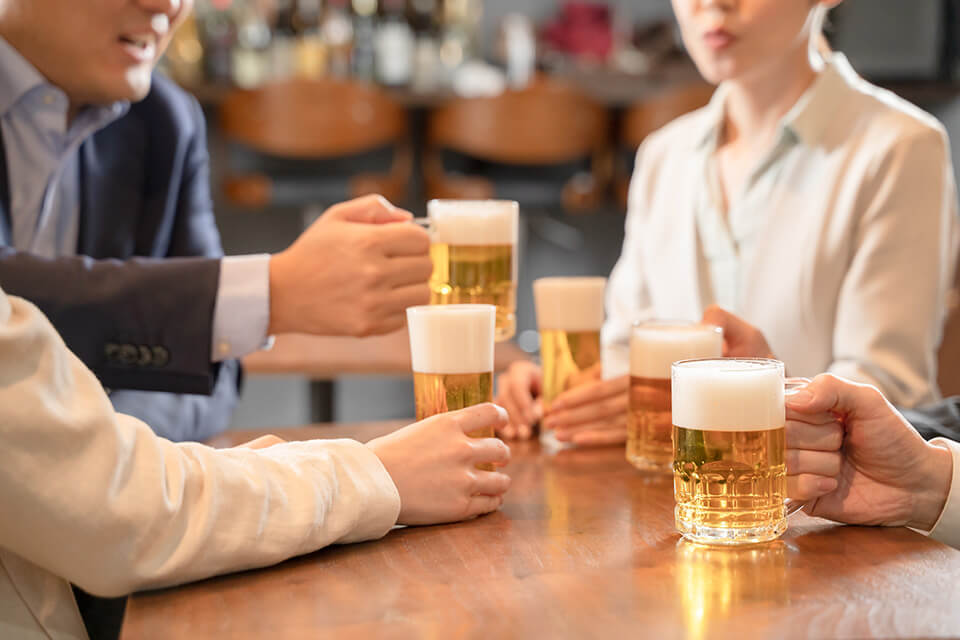 ビール_男女_居酒屋
