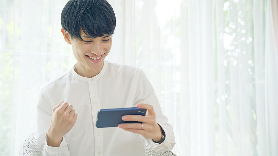 スマホ_ガッツポーズ_男
