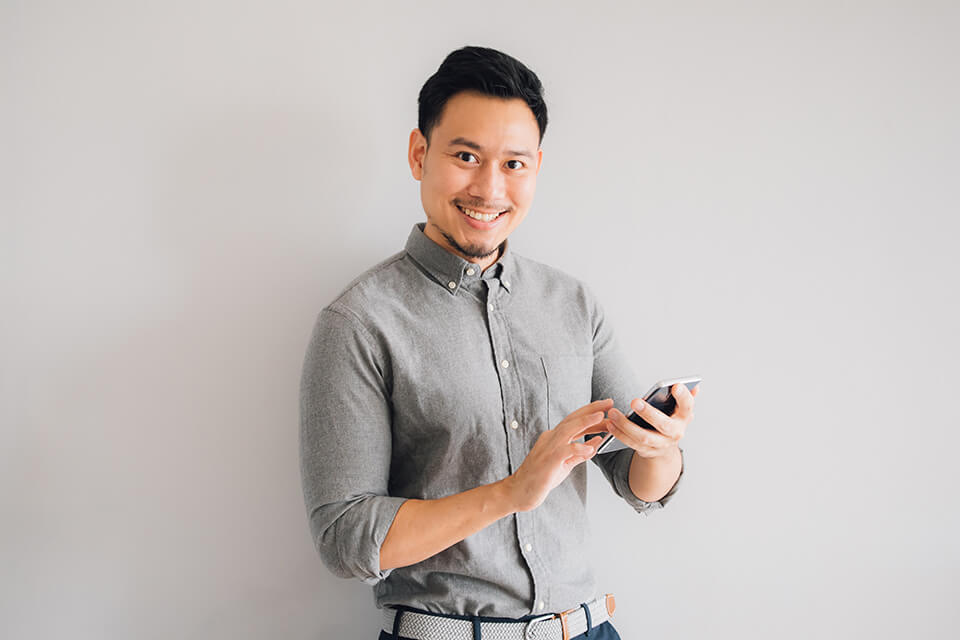 スマホ_男_笑顔