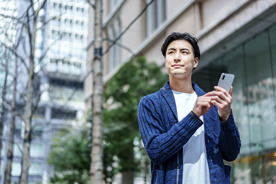 男_スマホ_外