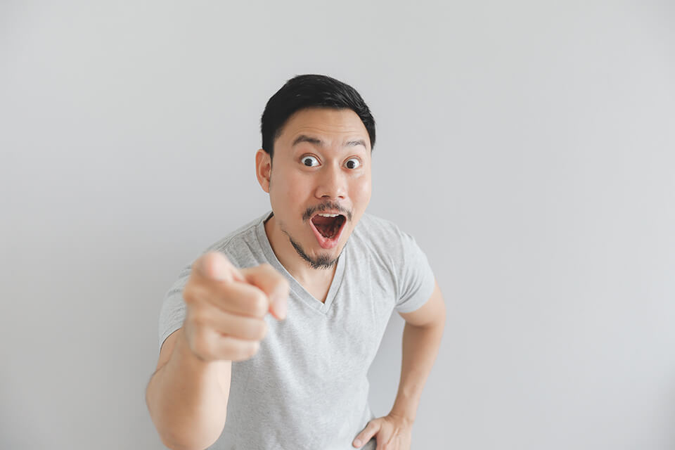 指を指す男