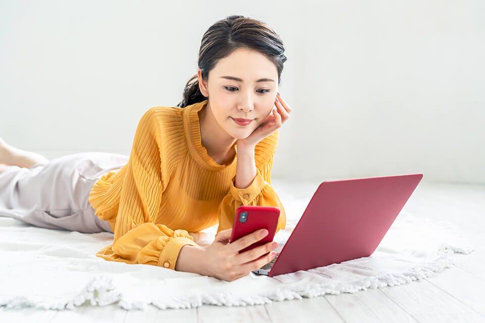 女_寝転び_スマホ_PC
