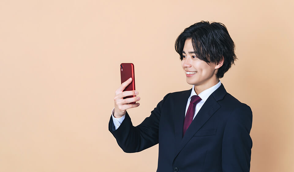 男_スマホ_若い_スーツ