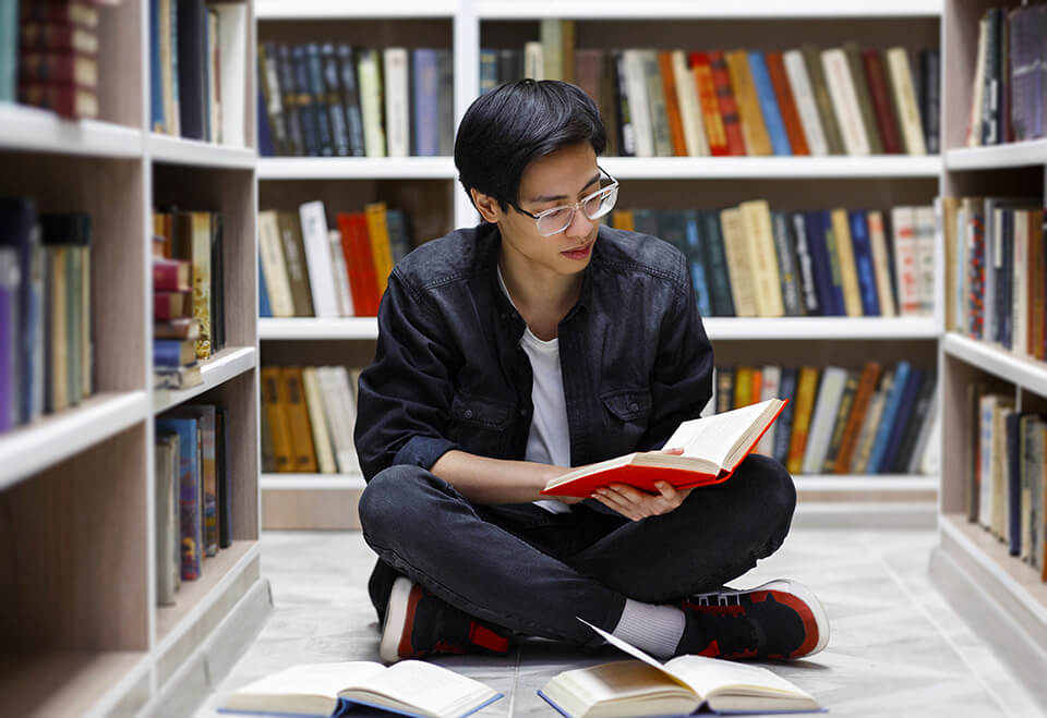 男_本を読む_本棚