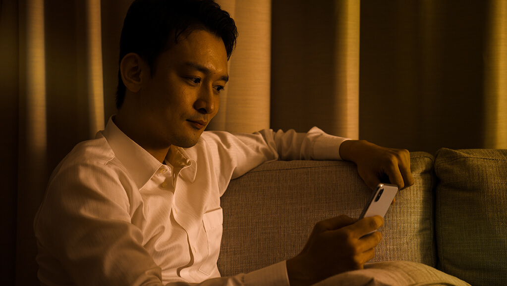 男_自宅_スマホ