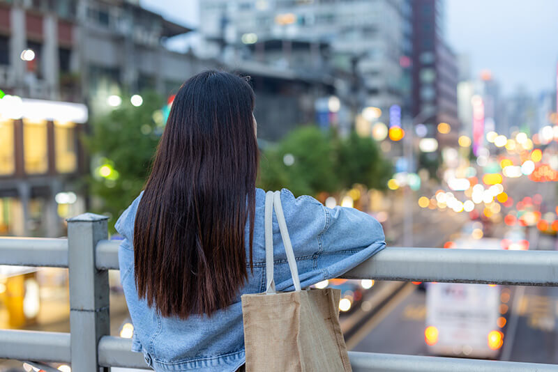 女_街を見下ろす