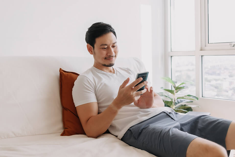 ベッド_幸せ_スマホ_男