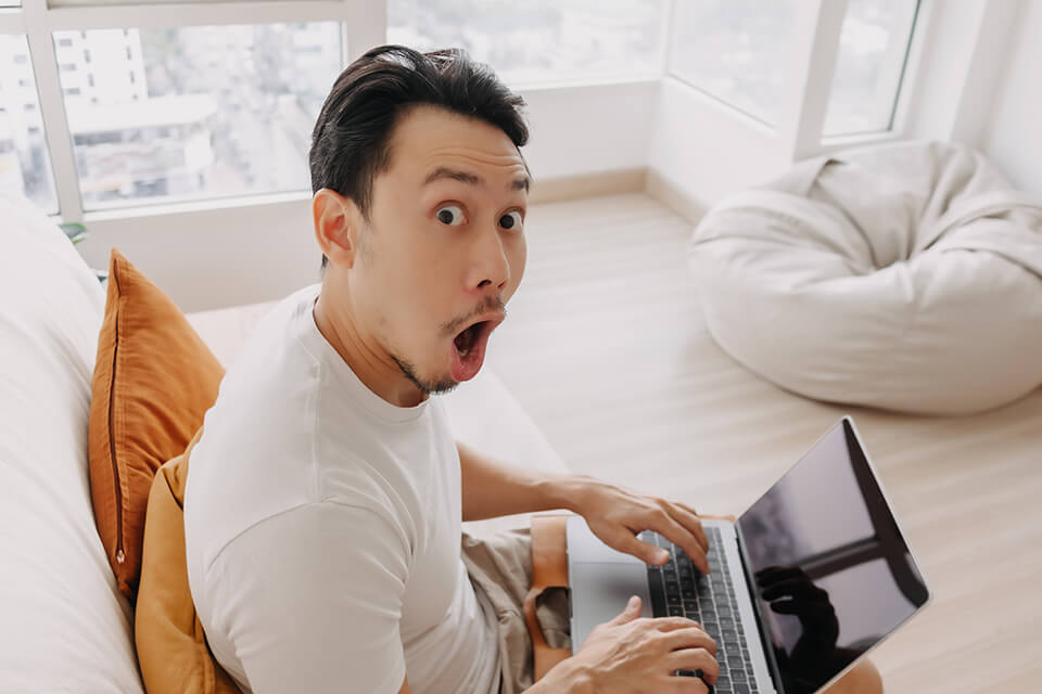 男_ソファー_パソコン