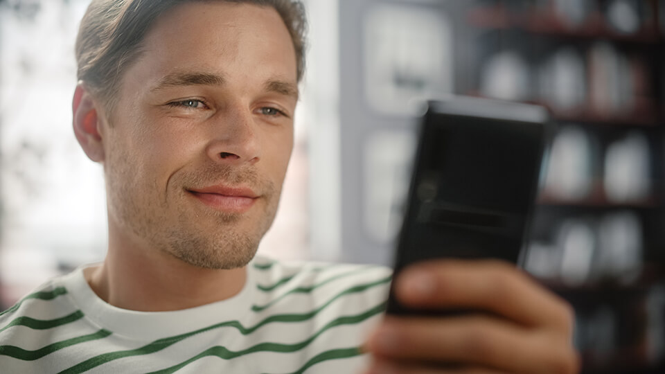 スマホ_男_ニヤケ面