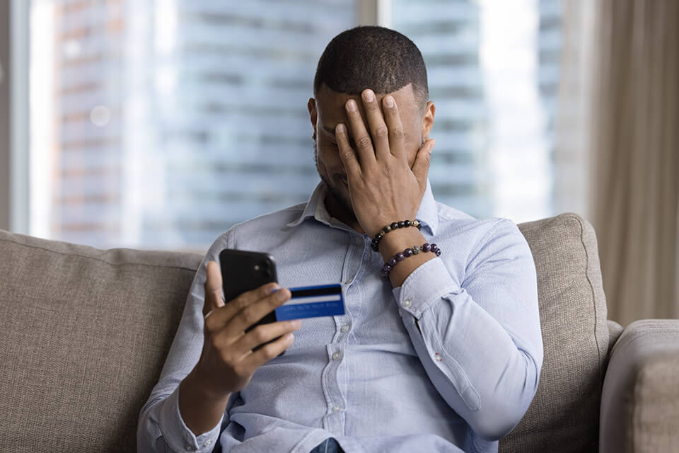 男_スマホ_クレジットカード_頭を抱える