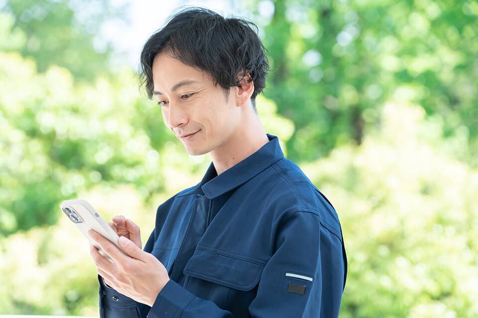 男_笑顔_スマホ