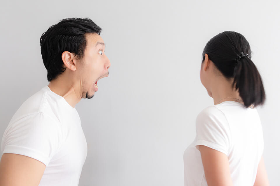 怒鳴る男_顔を背ける女