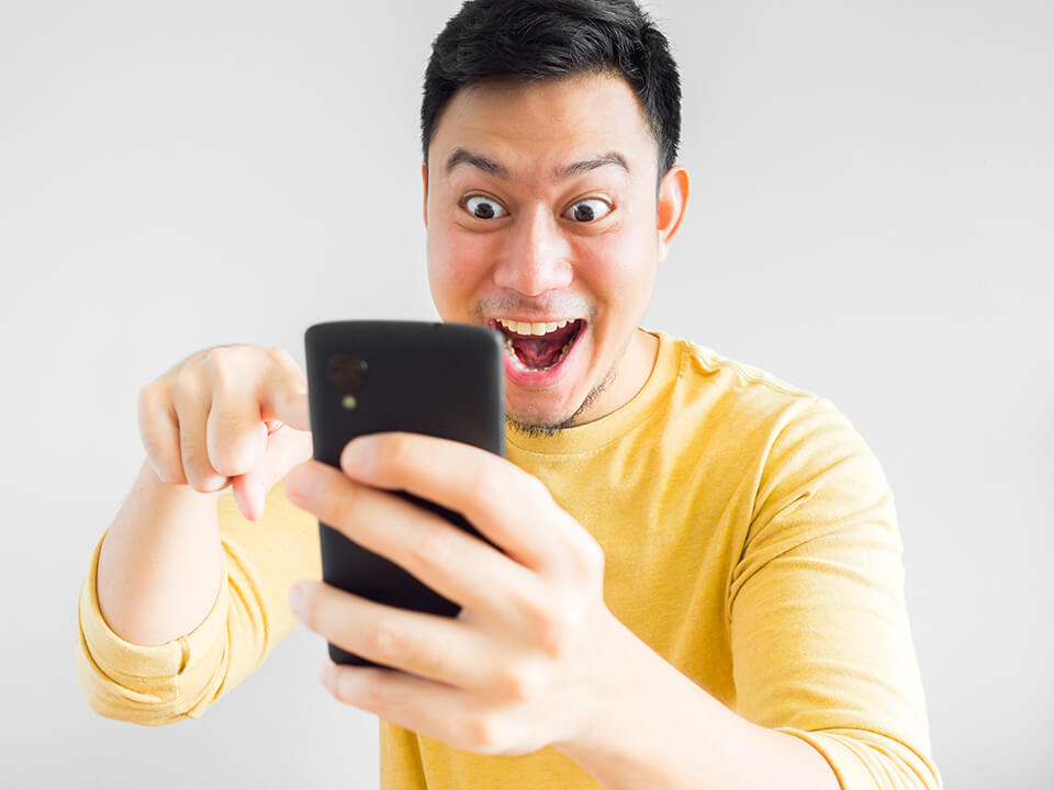 喜ぶ男_スマホ