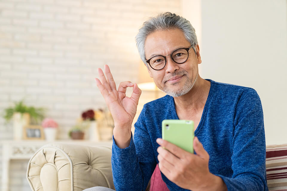 男_笑顔_スマホ_グッド