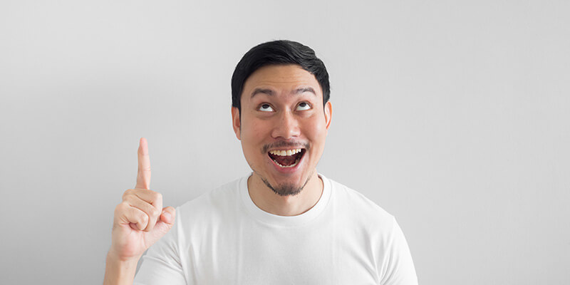 喜ぶ男