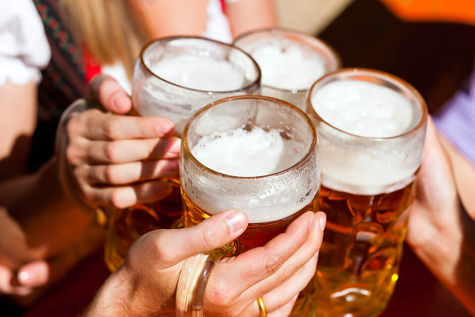 ビール_乾杯_複数人