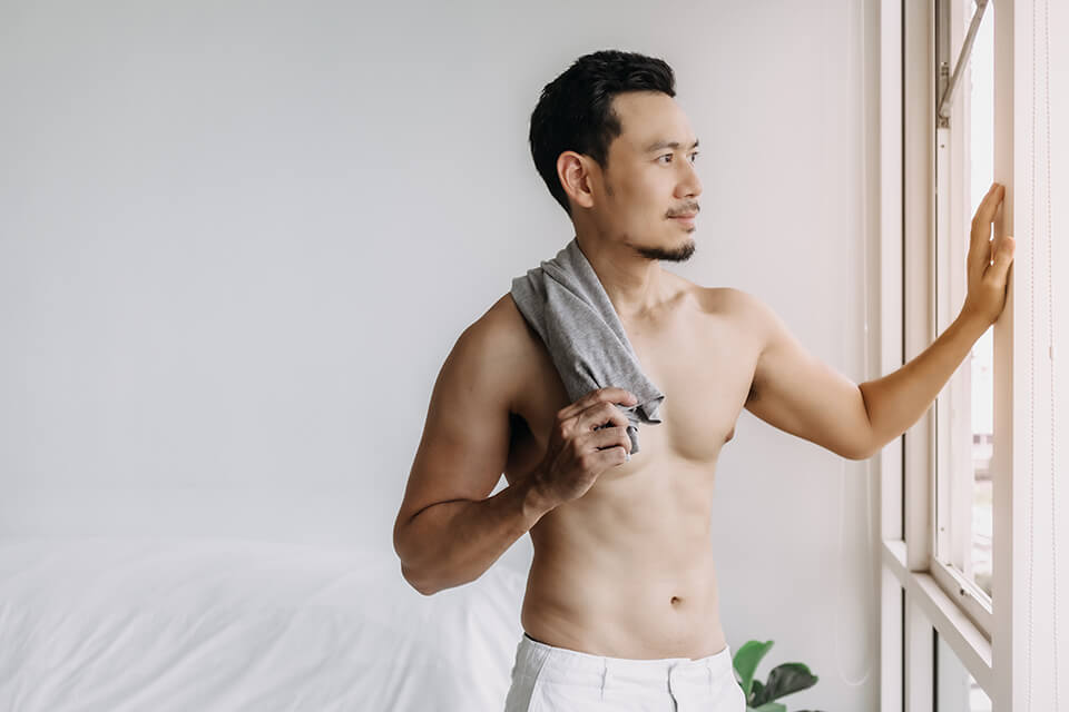 裸_男_部屋
