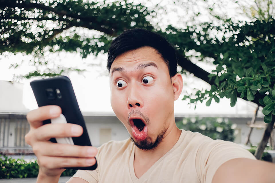 男_スマホ_驚く