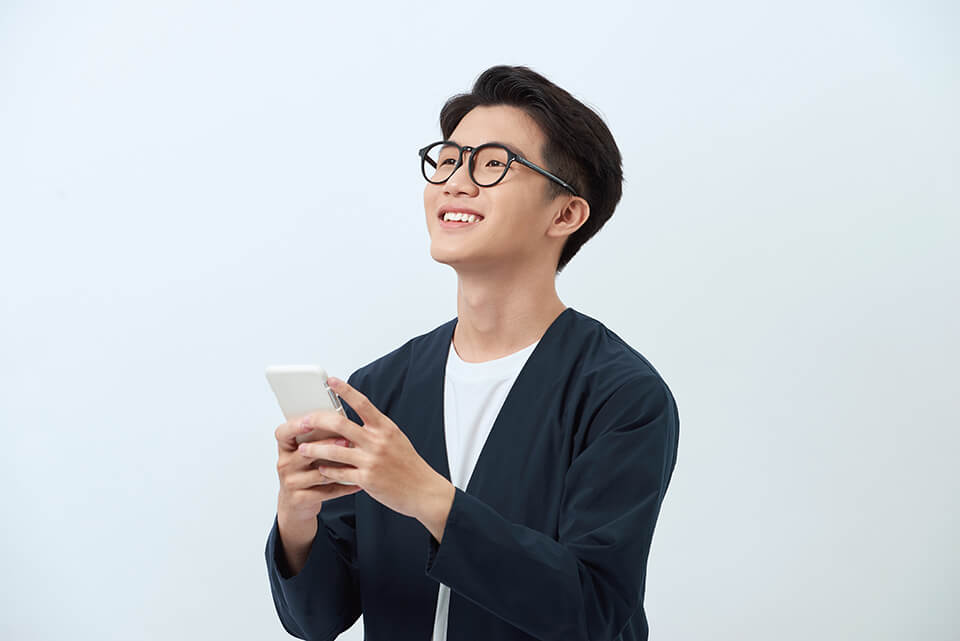 男_スマホ_笑顔