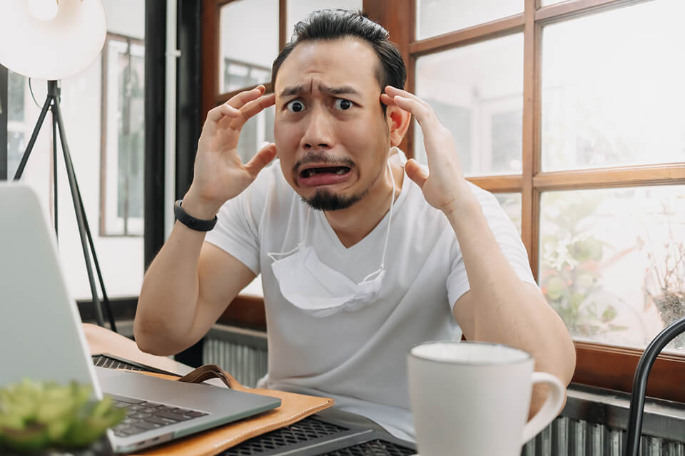男_PC_頭を抱える