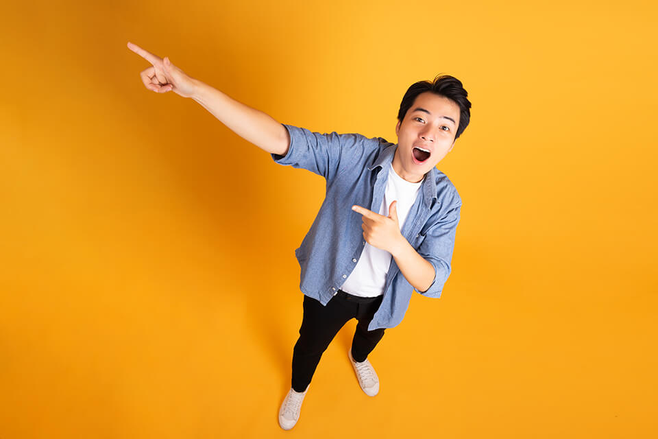 指を指す男
