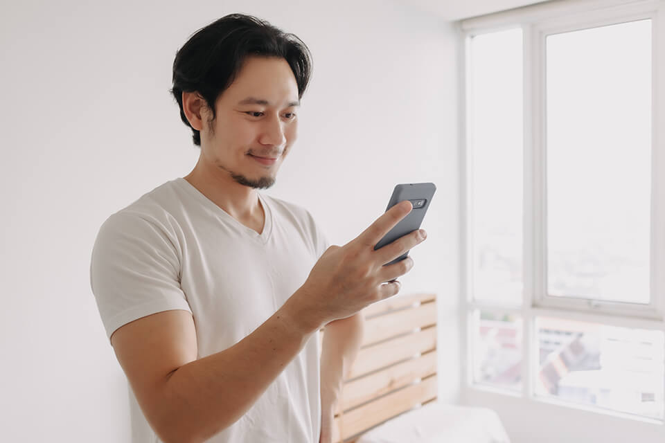 男_スマホ_笑顔