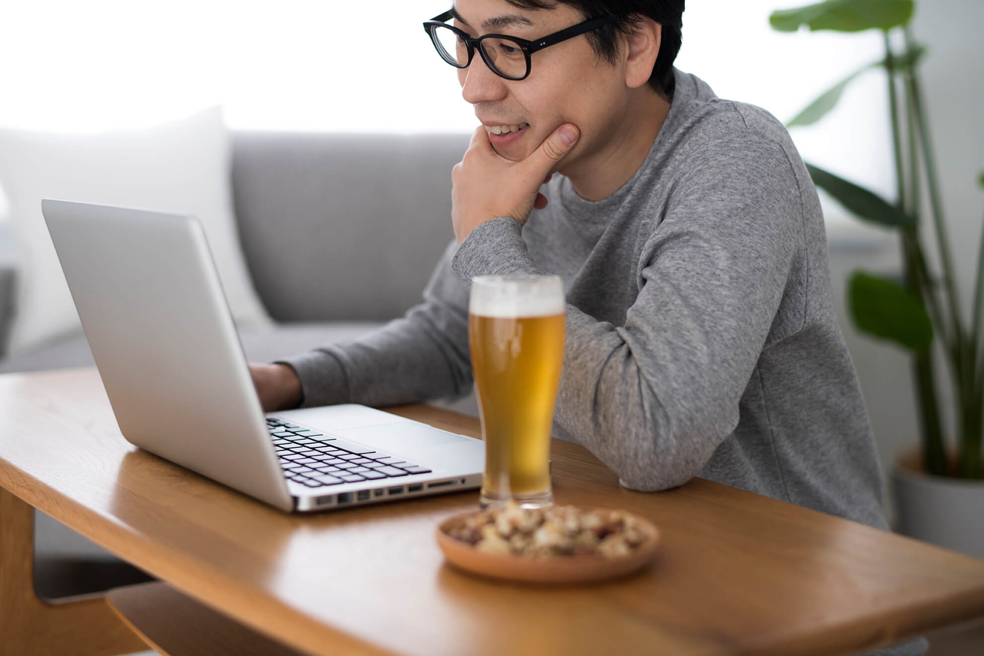 男_ビール_PC