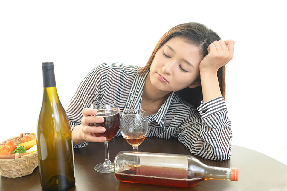 お酒_飲む女