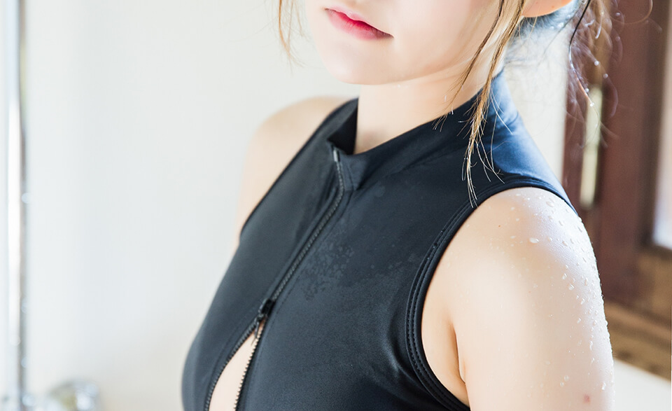 女_黒い服