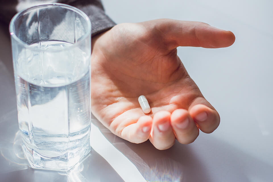 薬_男_飲む_水