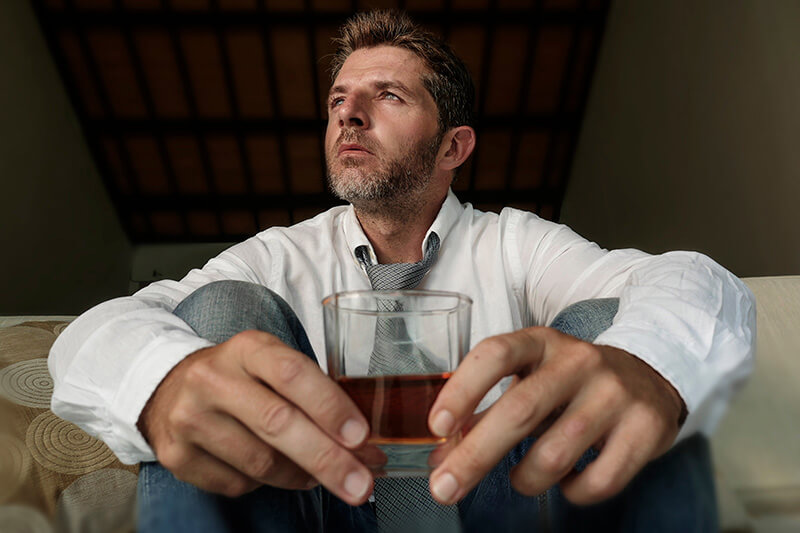 お酒を飲む男