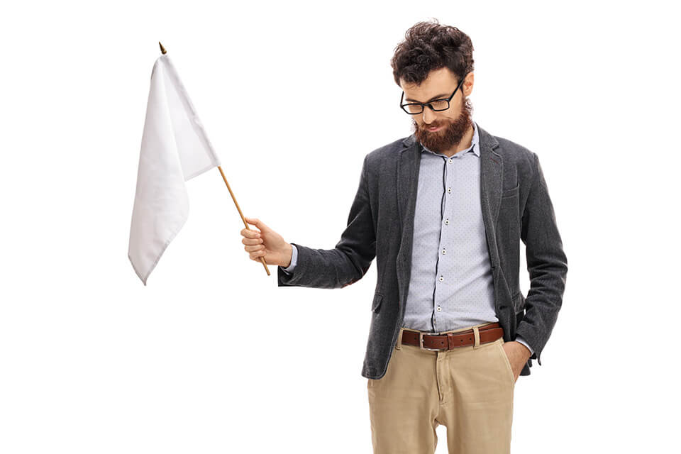 白旗を挙げる男