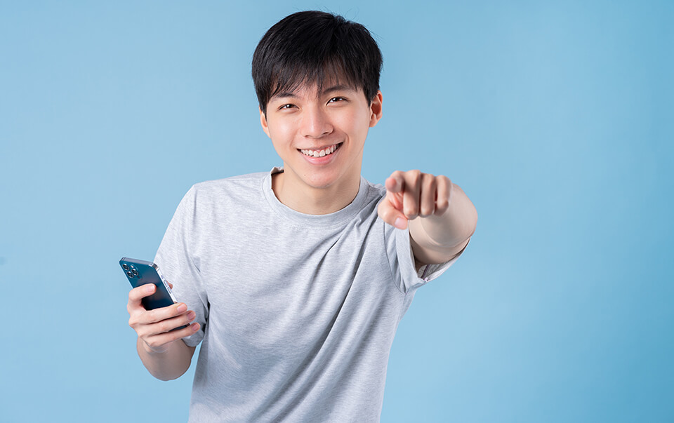 若い男_指さし_スマホ