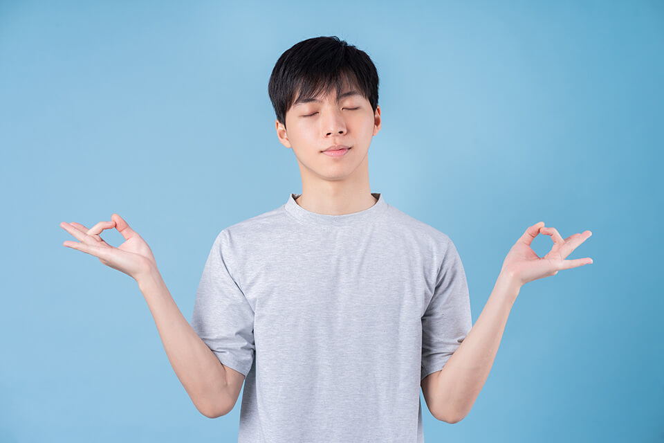 両手を広げる男