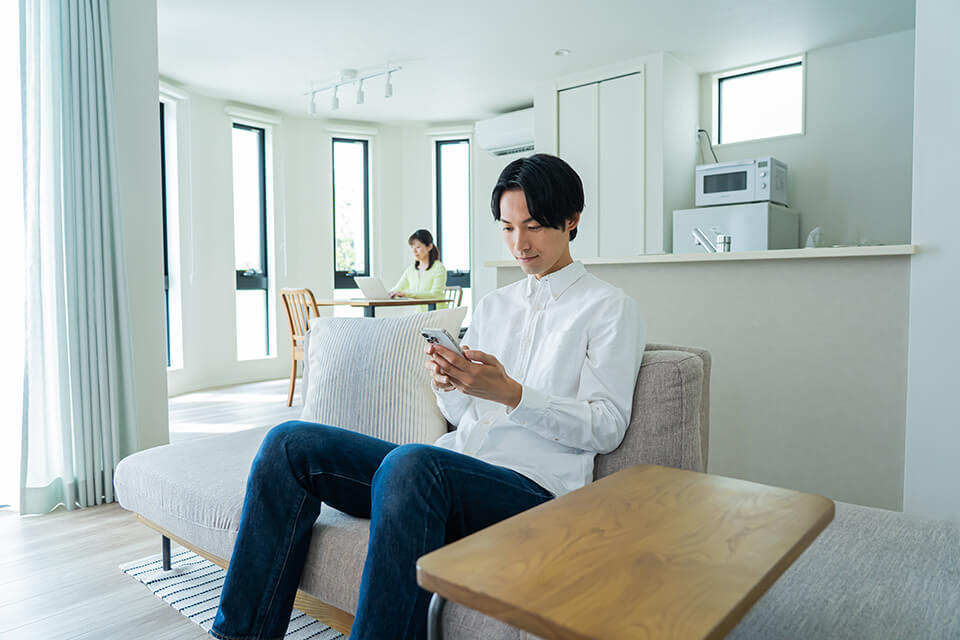 スマホ_男_リビング