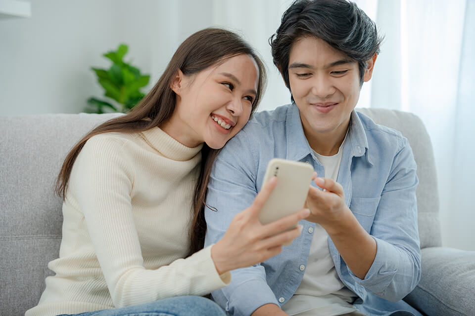 男女_カップ_談笑_スマホ
