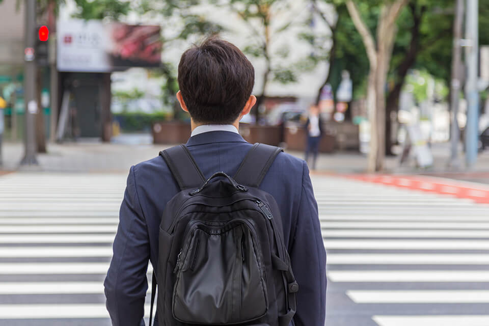 スーツ_男_横断歩道_歩く