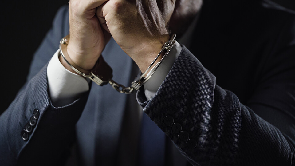 犯罪者_スーツ_手錠