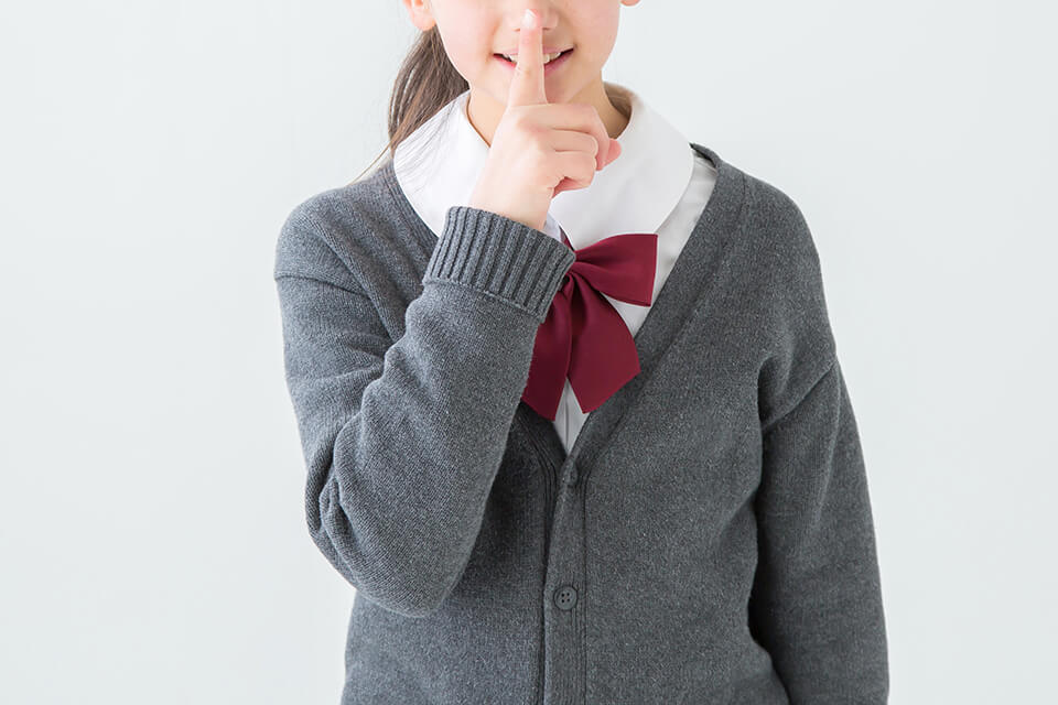 女の子_制服_ナイショ