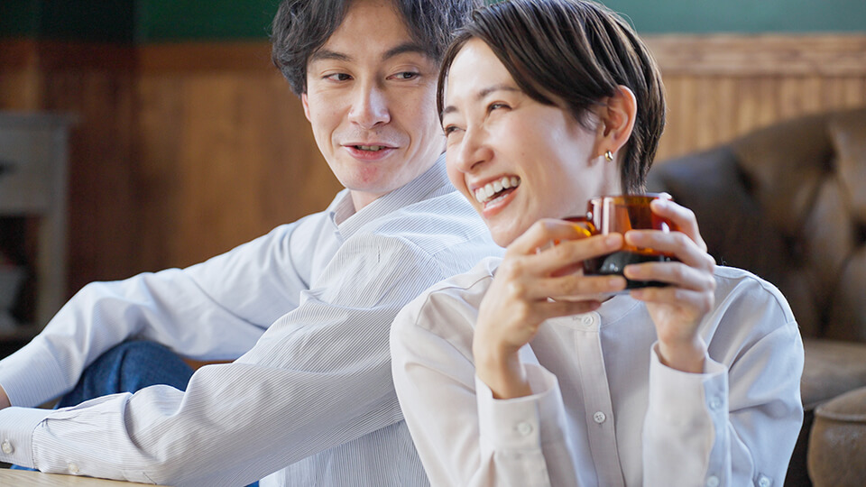 男女_カップ_談笑_カップ