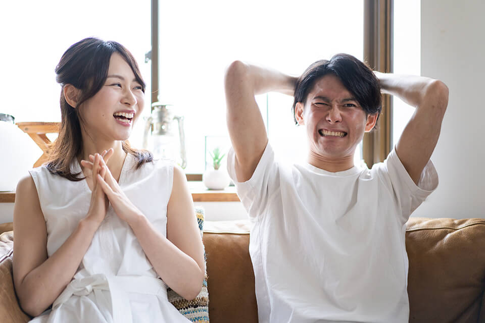 男女_カップ_談笑