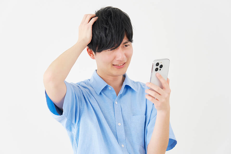 スマホ_男_頭を抱える