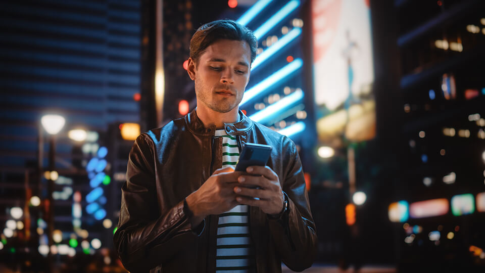 スマホを見る男_外