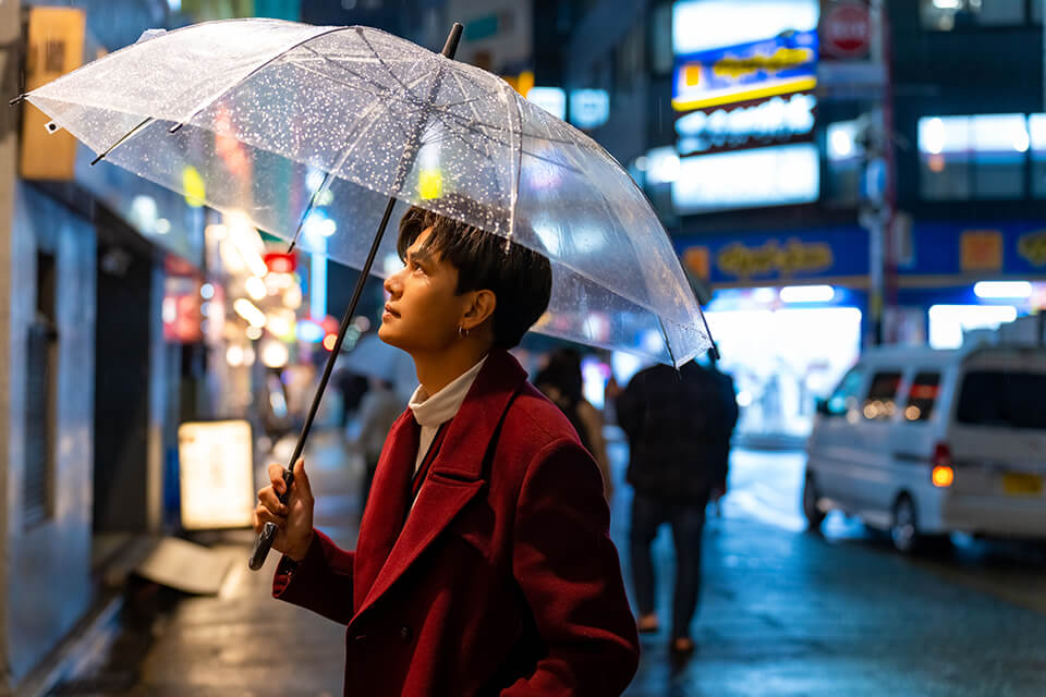 傘をさす男_夜_外