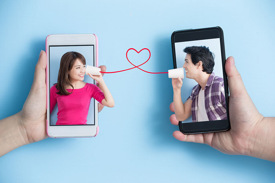 スマホ_男女_糸電話