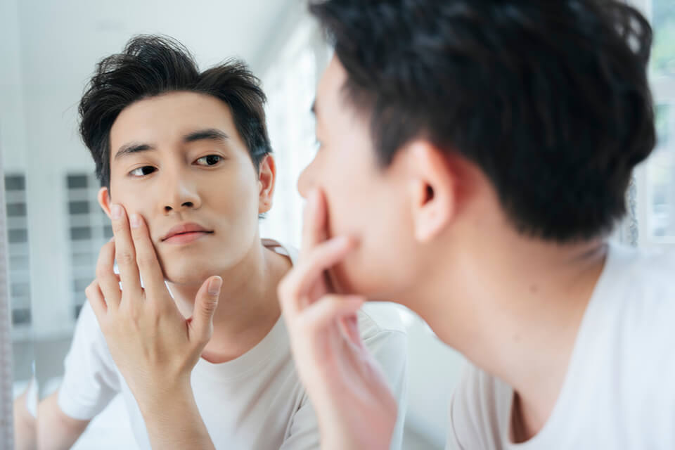 男_顔を触る