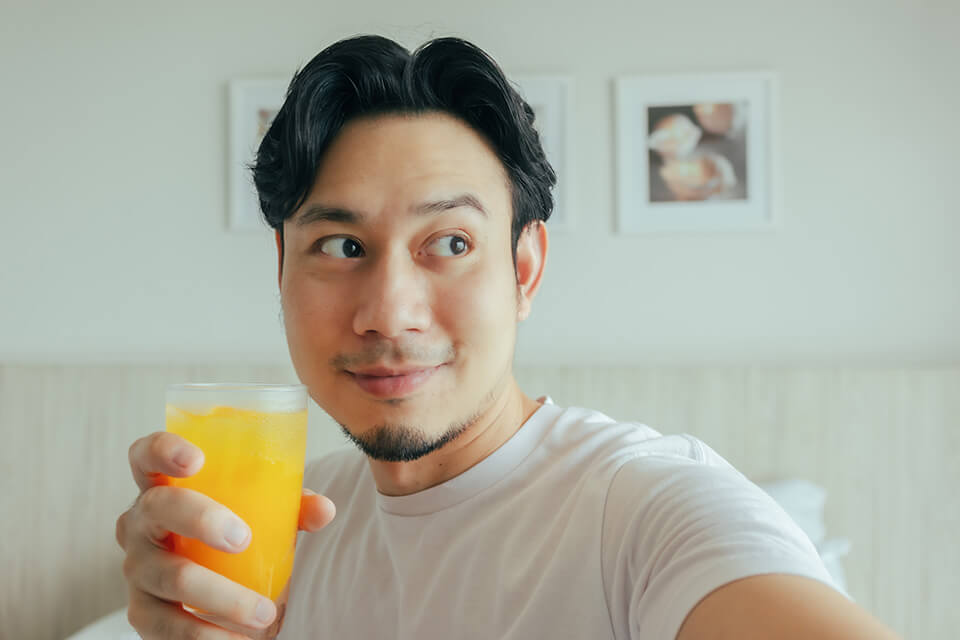 男_オレンジジュース