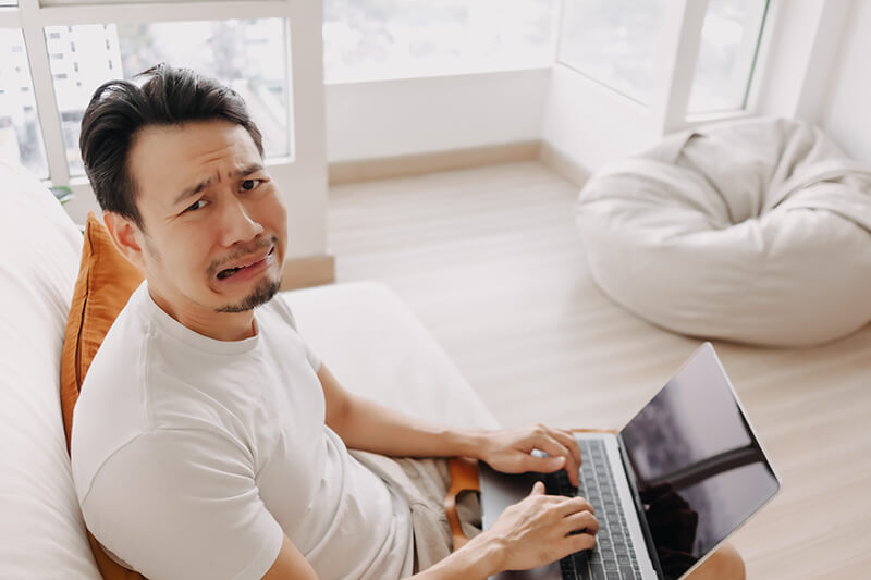 悲しい顔の男