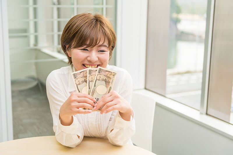 お金_喜ぶ_女