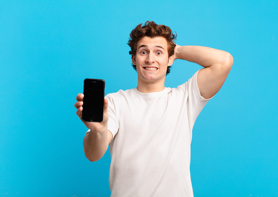 スマホを持った男